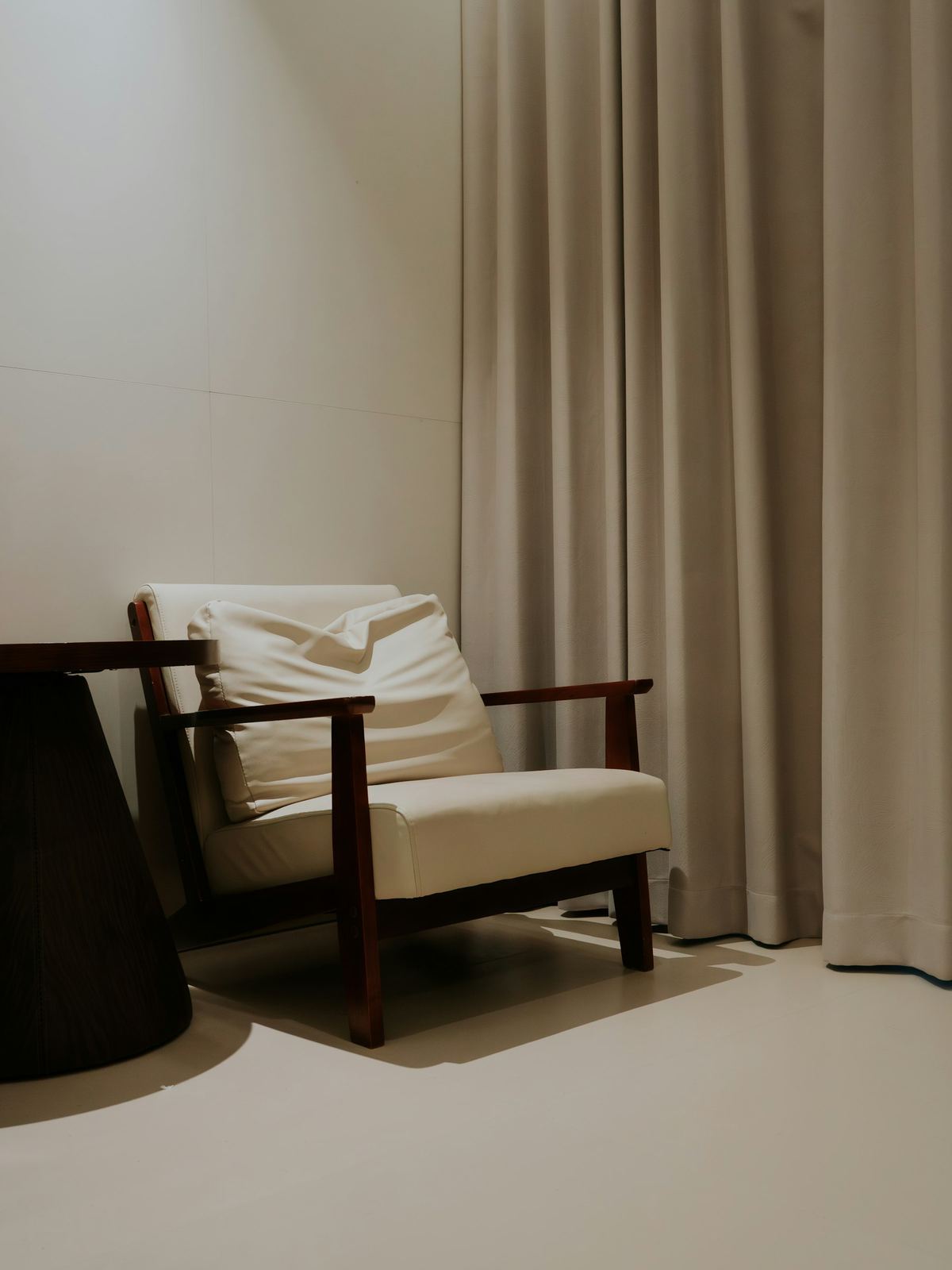 Rincón de lectura con sillón